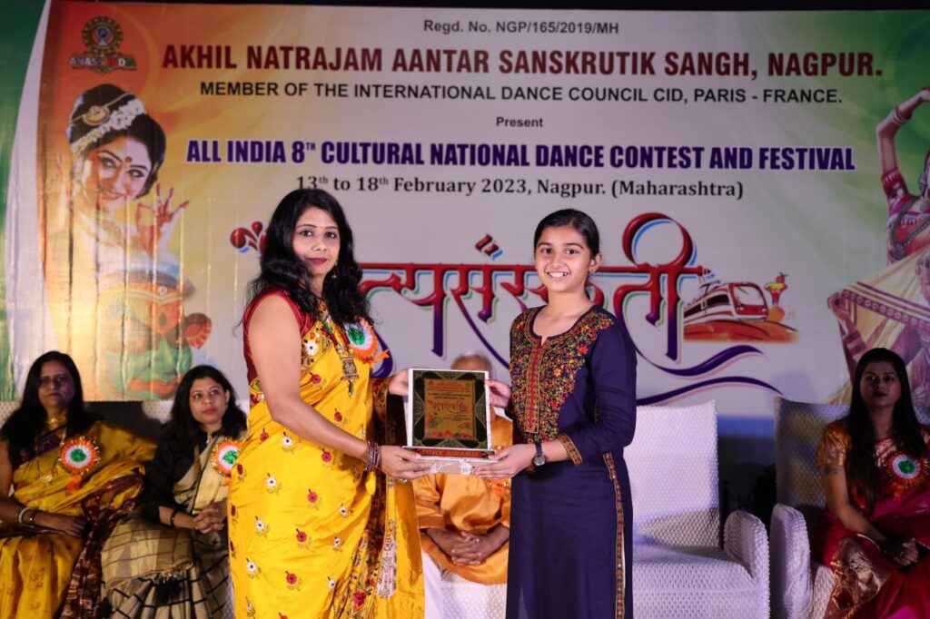 Miss. Rajasi Deshpande received Jury Award in solo junior category